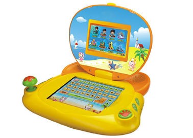 Beau bébé jaune apprenant le comprimé pour la première éducation, enfants apprenant l'ordinateur portable