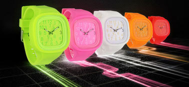 Montre-bracelet numérique de quartz de nouveau silicone de mode