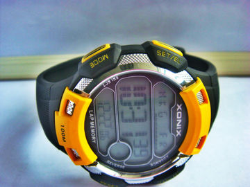 Montre de Digital du quartz des hommes sportifs ronds avec 24 fuseaux horaires du monde